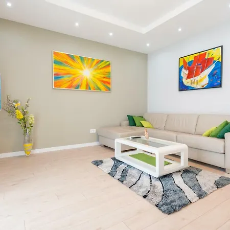 Lavish Apartment *